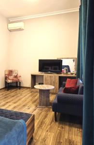 TV a/nebo společenská místnost v ubytování Sahil İnn Hotel Formula 1 view