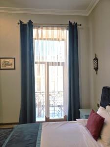 Postel nebo postele na pokoji v ubytování Sahil İnn Hotel Formula 1 view