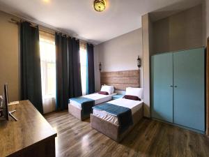 Postel nebo postele na pokoji v ubytování Sahil İnn Hotel Formula 1 view