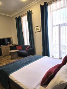Postel nebo postele na pokoji v ubytování Sahil İnn Hotel Formula 1 view