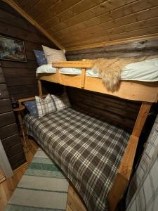 a couple of bunk beds in a cabin at Cottage Lavkavann Finnmarksvidda in Skoganvarre
