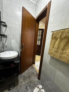 Ένα μπάνιο στο 5-New and Spacious Apartments Close to Market