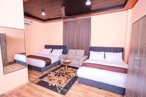una camera d'albergo con due letti e un divano di D' Village Cottage 2 - Private Pool Villa a Pantai Cenang Altre 168 foto