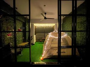 Camp in Style with Indoor Balcony Adventures at Gentingにあるベッド