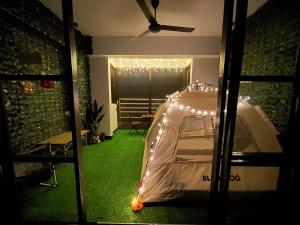 Camp in Style with Indoor Balcony Adventures at Gentingにあるベッド