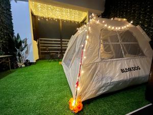 ゲンティンハイランドにあるCamp in Style with Indoor Balcony Adventures at Gentingの芝生の上に灯るイグルーテント