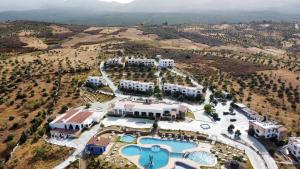 Bazén v ubytování Resort Hotel El Cortijo & Spa nebo v jeho okolí