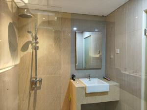 a bathroom with a sink and a shower at Wisma HN in Selang +16 photos