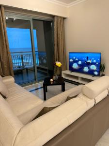 Cozy Apartment On San Stefano Grand Plaza Towers的电视和/或娱乐中心
