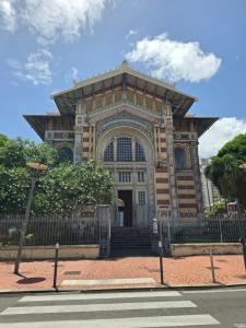 El edificio en el que está el departamento