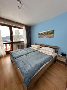 una camera da letto con un letto grande con pareti blu di Urlaub am Fieglerberg a Fiegler