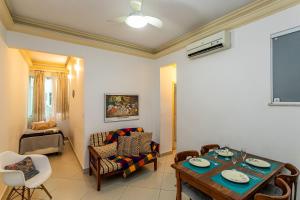 a living room with a table and a couch at Plaza Copacabana - 4 Hóspedes, Conforto e Praia in Rio de Janeiro