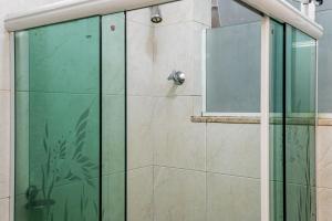 a glass shower door with a window in a bathroom at Plaza Copacabana - 4 Hóspedes, Conforto e Praia in Rio de Janeiro +71 photos
