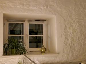 een raam met een kaars op een vensterbank bij Galeriewohnung Ritter Ramm mit kostenlosem Parkplatz und Kamin, Bahnhof fußläufig in Goslar