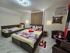 En eller flere senge i et værelse på Villa Magnat + 93 billeder