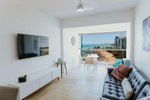 TV a/nebo společenská místnost v ubytování Apto c Vista Espetacular p Praia das Castanheiras