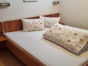 ein Bett mit zwei Kissen darauf in der Unterkunft Haus Aras in Prutz + 4 Fotos