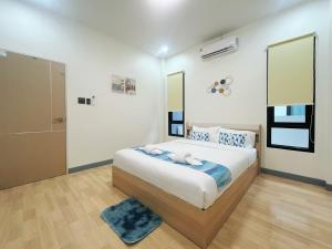 una camera da letto con un letto grande in una stanza di DelZiaNa Bara Budget พักได้ 2 ท่าน a Satun