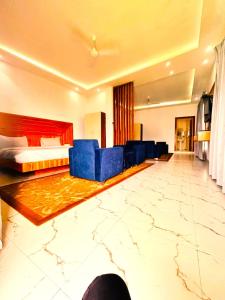 Posezení v ubytování Hotel On The Edge Top Rated & Awarded Property