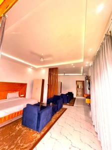 Postel nebo postele na pokoji v ubytování Hotel On The Edge Top Rated & Awarded Property