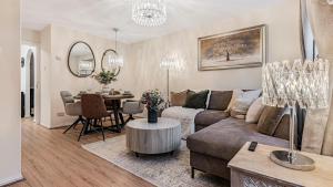 Posezení v ubytování Luxurious 2-Bed Home Near NEC & Airport Ideal for Business or Family Stays