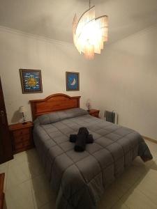 Un dormitorio con una cama con una mochila. en Casa Karto, en Ronda