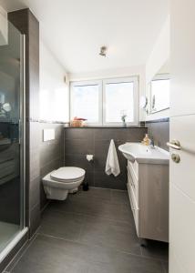 um banheiro com vaso sanitário e pia em Toplage direkt an der Steilküste - FeWo 2 "Ostseenest" Hohwacht em Hohwacht