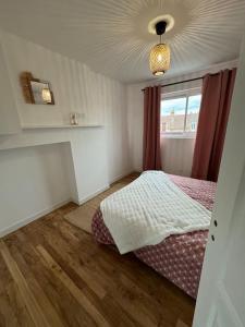 a small bedroom with a bed and a window at Appartement haute gamme in Lamotte-Beuvron