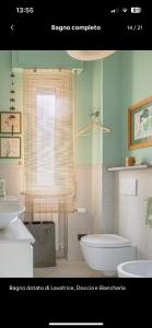 Un baño con bañera, inodoro y lavabo. en Sea Watch Blue Apt, en Borghetto Santo Spirito