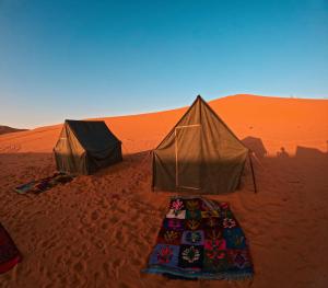メルズーガにあるDesert Backpackers Campの砂漠の砂のテント2室