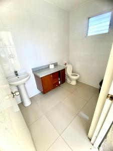 Koupelna v ubytování Acogedor apartment , seguridad las 24 horas , Airport 8 minutos, Centro de Santiago 10 Minutos , Tamboril la capital mundial del cigarro 10 minutos