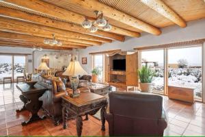 El PradoTaos Views Forever的客厅里有一张沙发和一张桌子。