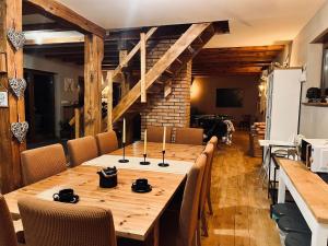 ein Esszimmer mit einem großen Holztisch und Stühlen in der Unterkunft Park Wilkasy in Goldap