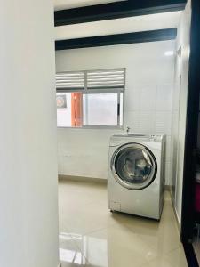 - Lavadora y secadora en una habitación en Lujosa casa cerca al aeropuerto, en Medellín