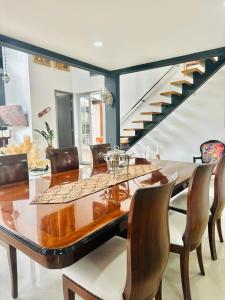 Un comedor con mesa y sillas en Lujosa casa cerca al aeropuerto, en Medellín