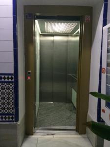 una puerta de ascensor en un edificio con una puerta de cristal en Veronica Centro, en Granada