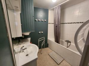 a bathroom with a sink and a toilet and a tub at Appartement 5mn des pistes in La Salle-les-Alpes