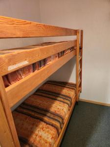 a couple of bunk beds in a room at Appartement 5mn des pistes in La Salle-les-Alpes