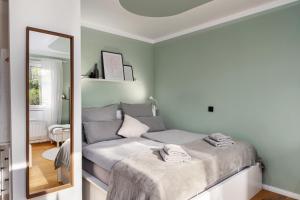 a bedroom with a bed and a mirror at EDLER WOHNRAUM Luxuriöse Stadtoase mit Balkon, Kaffeevollautomat, Lift & Parkplatz in Chemnitz
