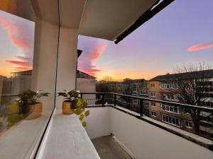 アルバ・ユリアにあるSunset Apartmentsの夕日を望むアパートメントバルコニー