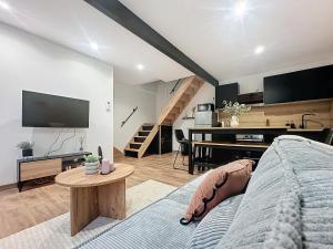 a living room with a couch and a table at Spacieuse et Elégante Maison de ville in Ruy