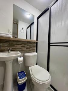 Bilik mandi di Hotel Adel