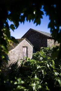 MartrinにあるLa maison Charlélieの小さな扉が上に建つ古い石造りの建物