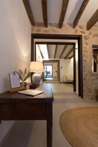 Ένα ή περισσότερα κρεβάτια σε δωμάτιο στο Stadthaus - Alica 8 - Pool, Barbecue, Garten, Terrassen und im Winter Zentralheizung und Kamin, hochwertig saniert