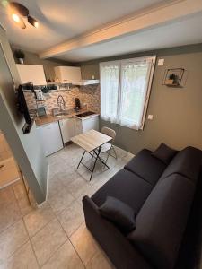Η κουζίνα ή μικρή κουζίνα στο La cabane de Lili