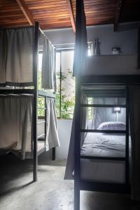 Rúm í herbergi á Argdivan Beach Hostel