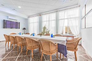 una sala de reuniones con mesa y sillas en Hotel Altaia, en Altea