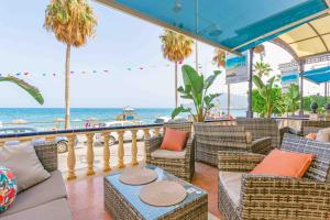 Un balcón con sillas y vista al mar. en Hotel Altaia, en Altea 9 fotos más