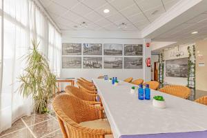 una sala de conferencias con una mesa larga y sillas en Hotel Altaia, en Altea