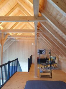 เตียงในห้องที่ Odenwald-Lodge mit Infrarotsauna und E-Ladestation "Haus Purpur"